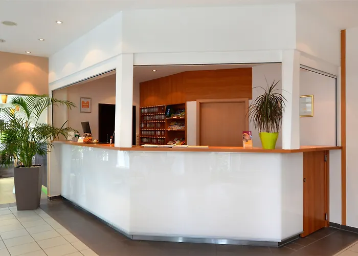 Center Kaiserhof ناومبورغ