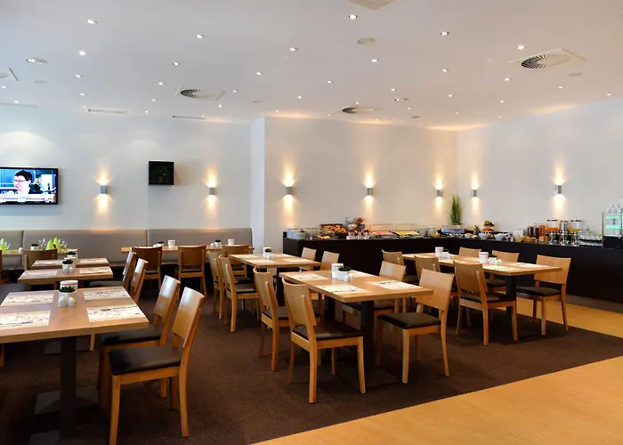 Center Kaiserhof ناومبورغ