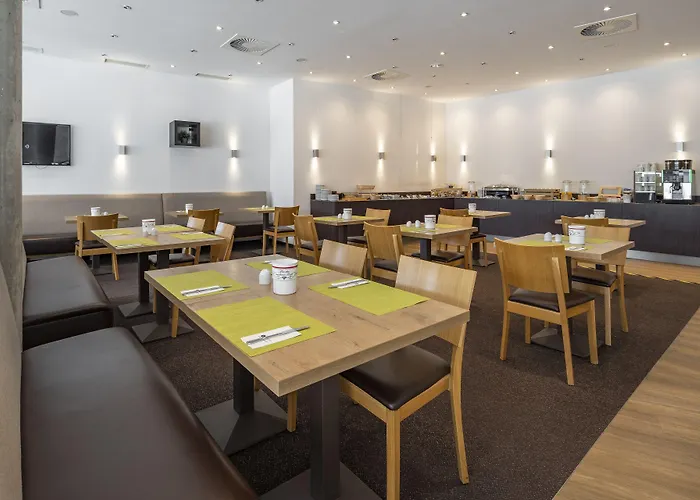 Center Kaiserhof ناومبورغ